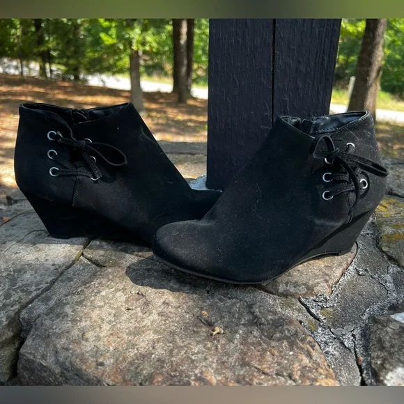 Elegant Black Lace-Up Ankle Booties - Picture 1 of 10